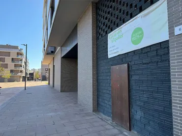 Local comercial en  Carrer Ángeles Santos 8 - Foto 2