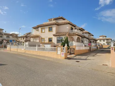 Casa adosada en  Calle Castillo de la Mola 1 - Foto 1