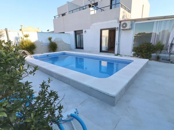 Chalet pareado en Calle Riu Turia - Foto 1