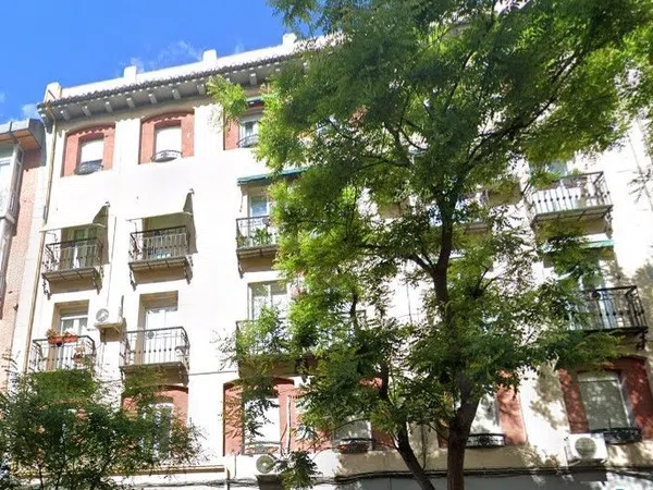 Piso en calle de Guzmán el Bueno, 63 - Foto 1