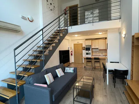 Estudio en avenida de los Artesanos, 16