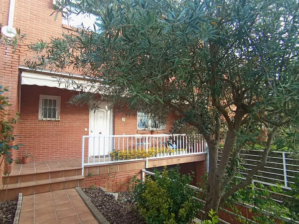 Chalet adosado en calle de los Arces, 64 - Foto 1