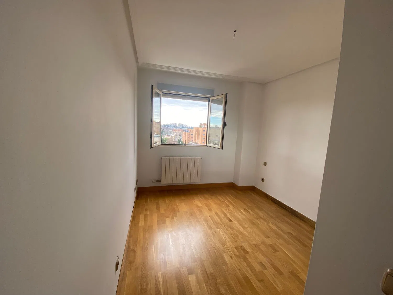 Piso en calle Monasterio de Montesclaros, 9 - Foto 2