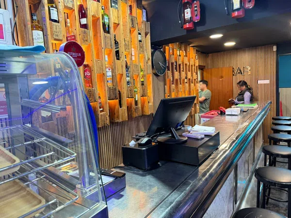 Bar de copas en traspaso en Calle de Diògenes - Foto 2