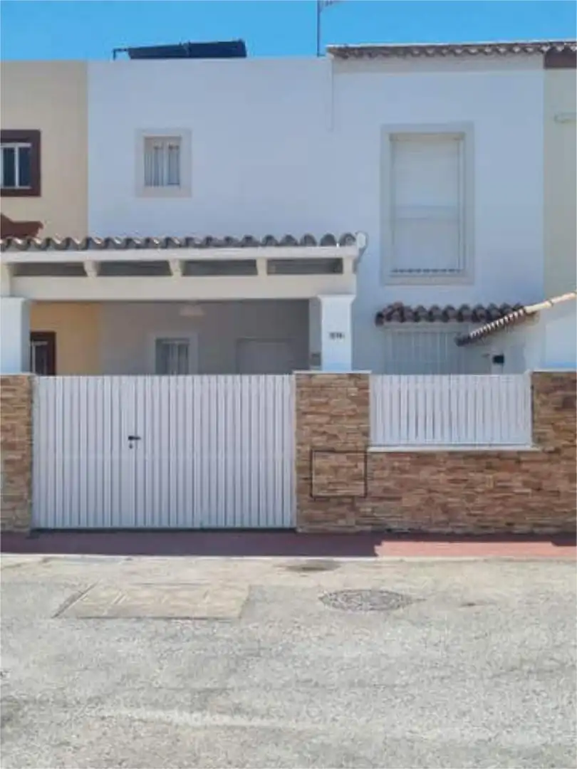 Chalet en Urbanización la atalaya - Foto 2