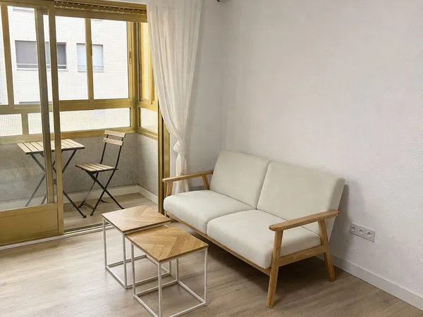 Estudio en calle de Robledo, 18