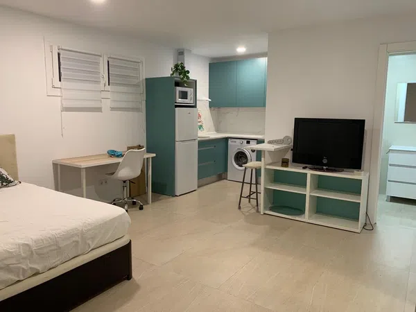 Estudio en avenida de espalda, 1