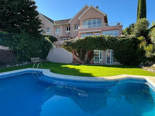 Chalet pareado en calle Altos del Club de Polo, 46