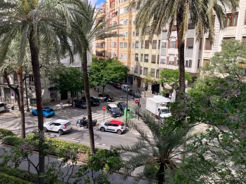 Piso en avenida del Regne de València, 68