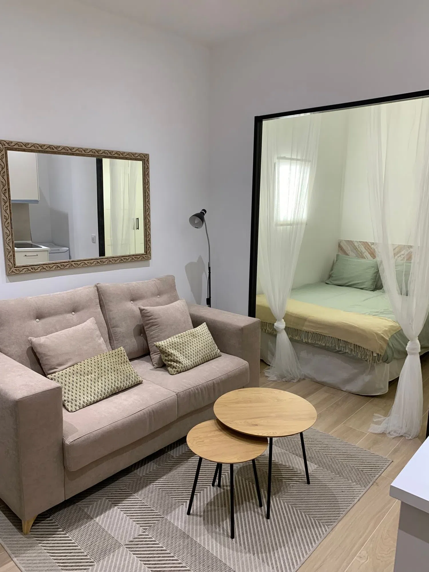 Estudio en calle de la Reina, 9 - Foto 1