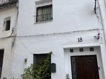 Casa adosada en  Plaça General Ripoll 19 - Foto 1