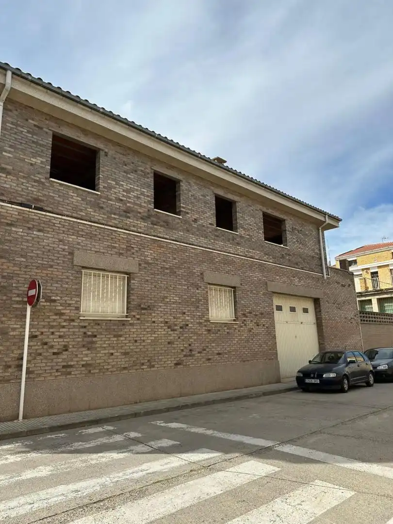 Casa adosada en  Carrer de Gabriel de Tàrrega 18 - Foto 2