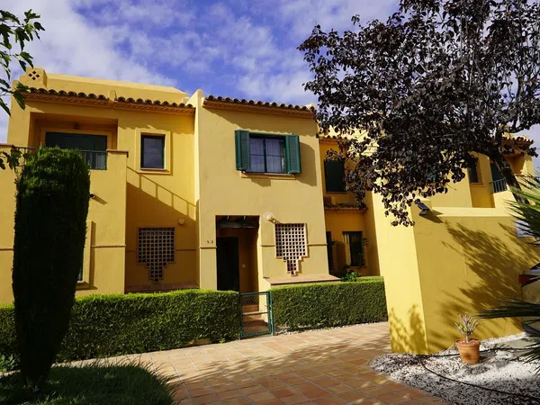 Chalet adosado en Golf Bahía - Foto 1