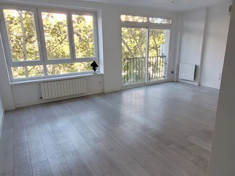 Piso en avenida del General Perón, 6