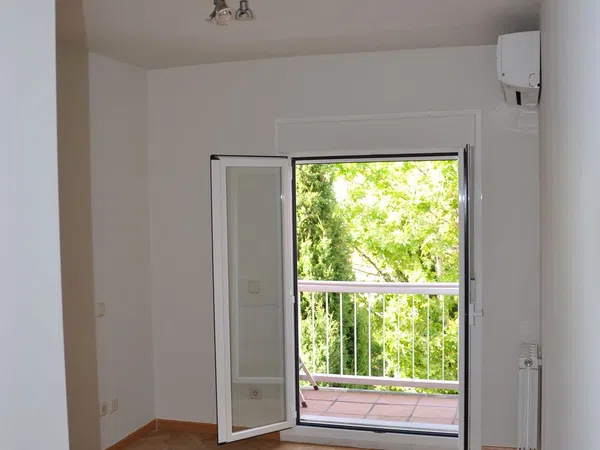Chalet adosado en avenida Jesus de Monasterio, 2
