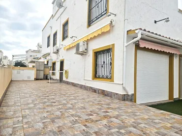 Casa adosada en  Calle Lagunas de Ruidera 73 - Foto 2