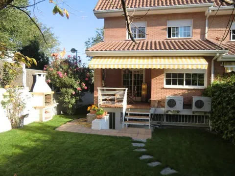 Chalet pareado en calle del Pilar, 27
