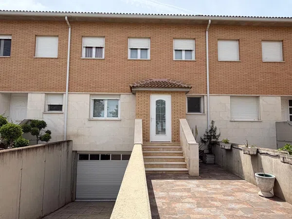 Chalet adosado en Avenida Juan Pablo II, 25 - Foto 1