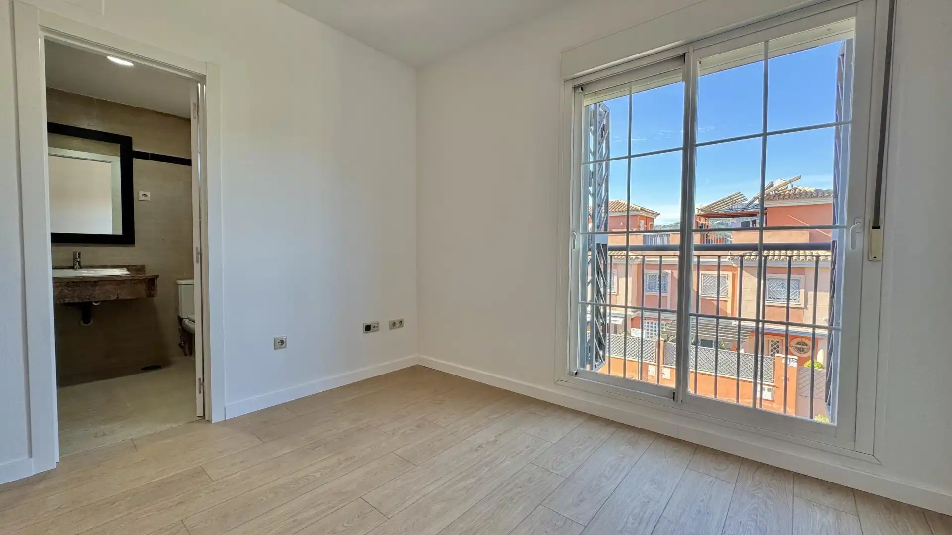 Casa adosada en  Calle Pepa Flores Marisol 30 - Foto 6