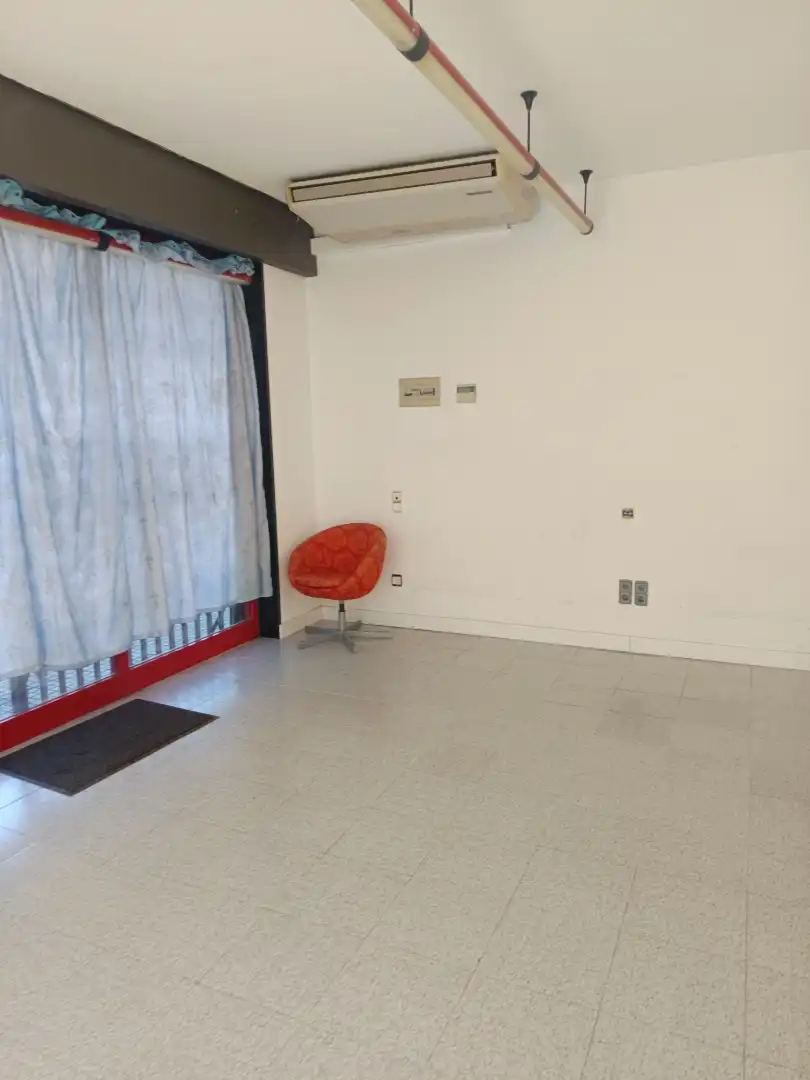 Local comercial en  Avinguda de l'Estatut 132 - Foto 3