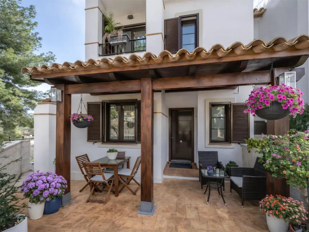 Casa adosada en  Carrer Lisboa 5 - Foto 2