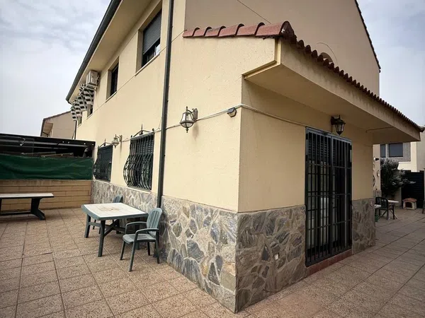 Chalet pareado en Avenida de la Constitución, 55 - Foto 1