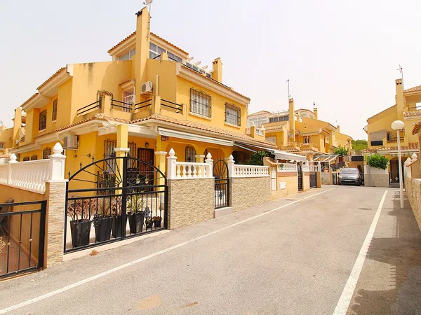 Chalet adosado en Calle Baikal, 8, Zona Lago - Los Almendros - Foto 1
