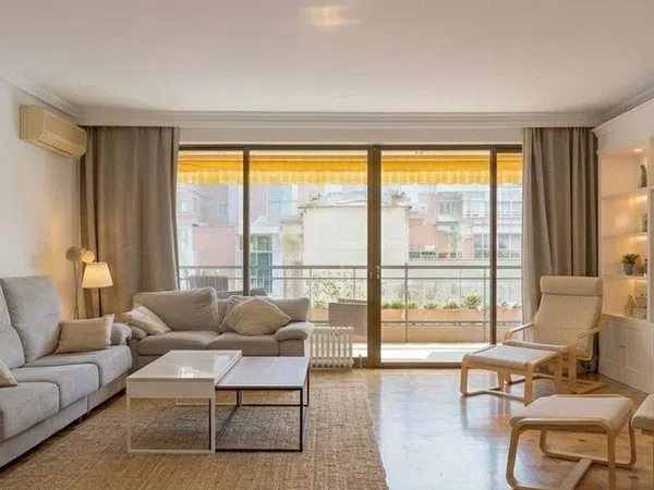 Piso en calle de Guzmán el Bueno, 102