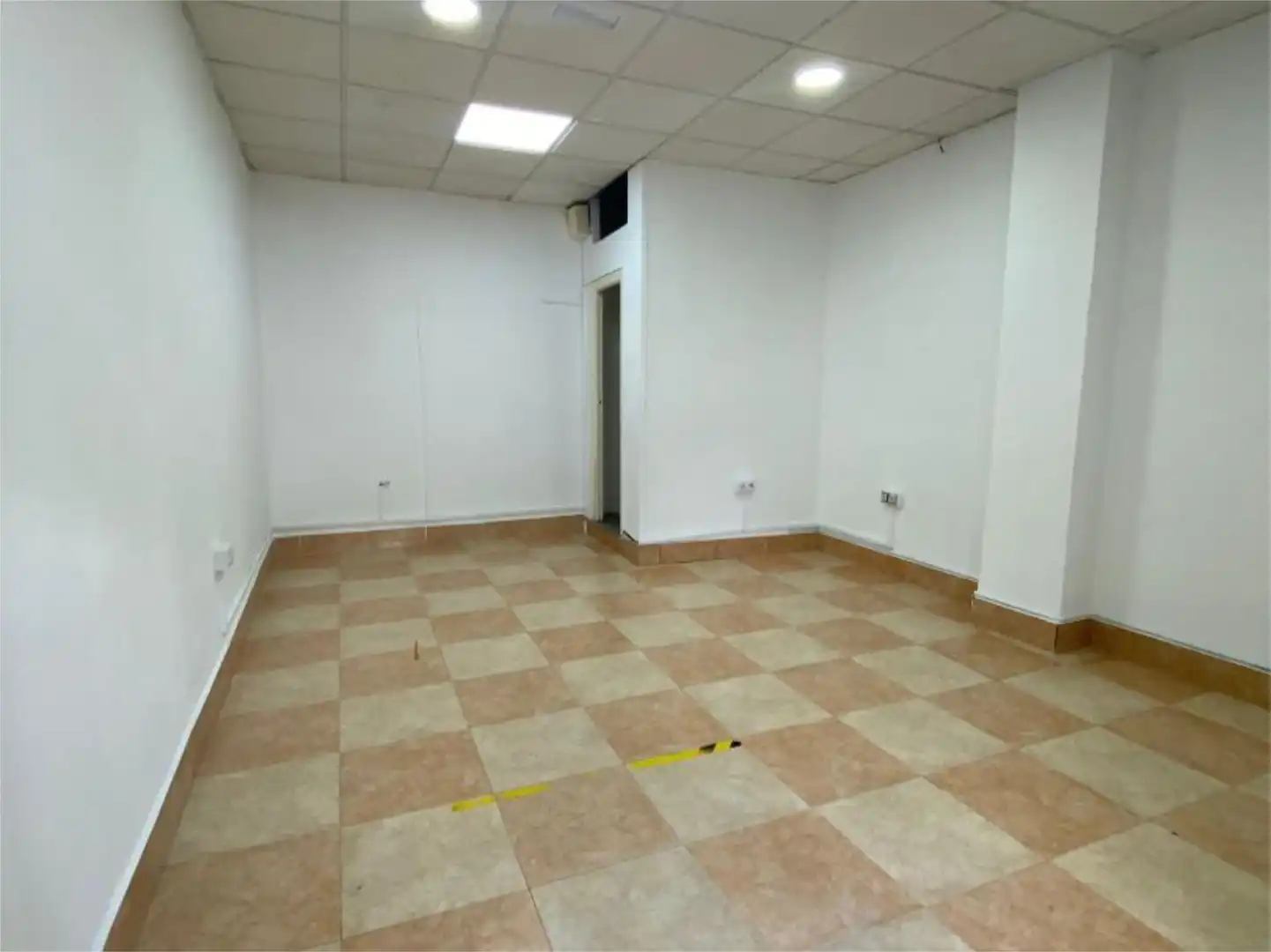 Local comercial en  Calle Puerto de Envalira 8 - Foto 4