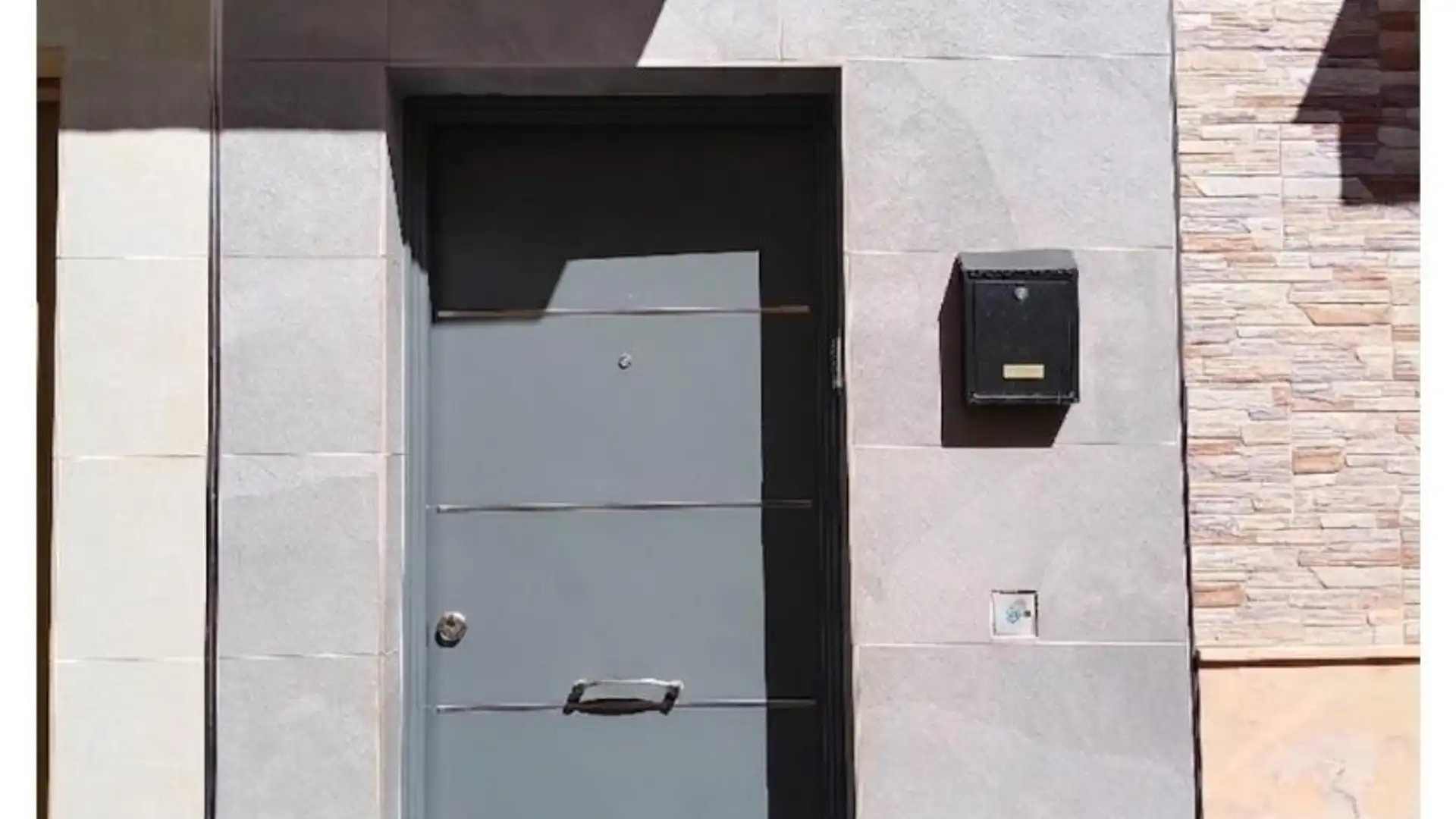 Casa adosada en  Calle Puebla de los Infantes 11 - Foto 2