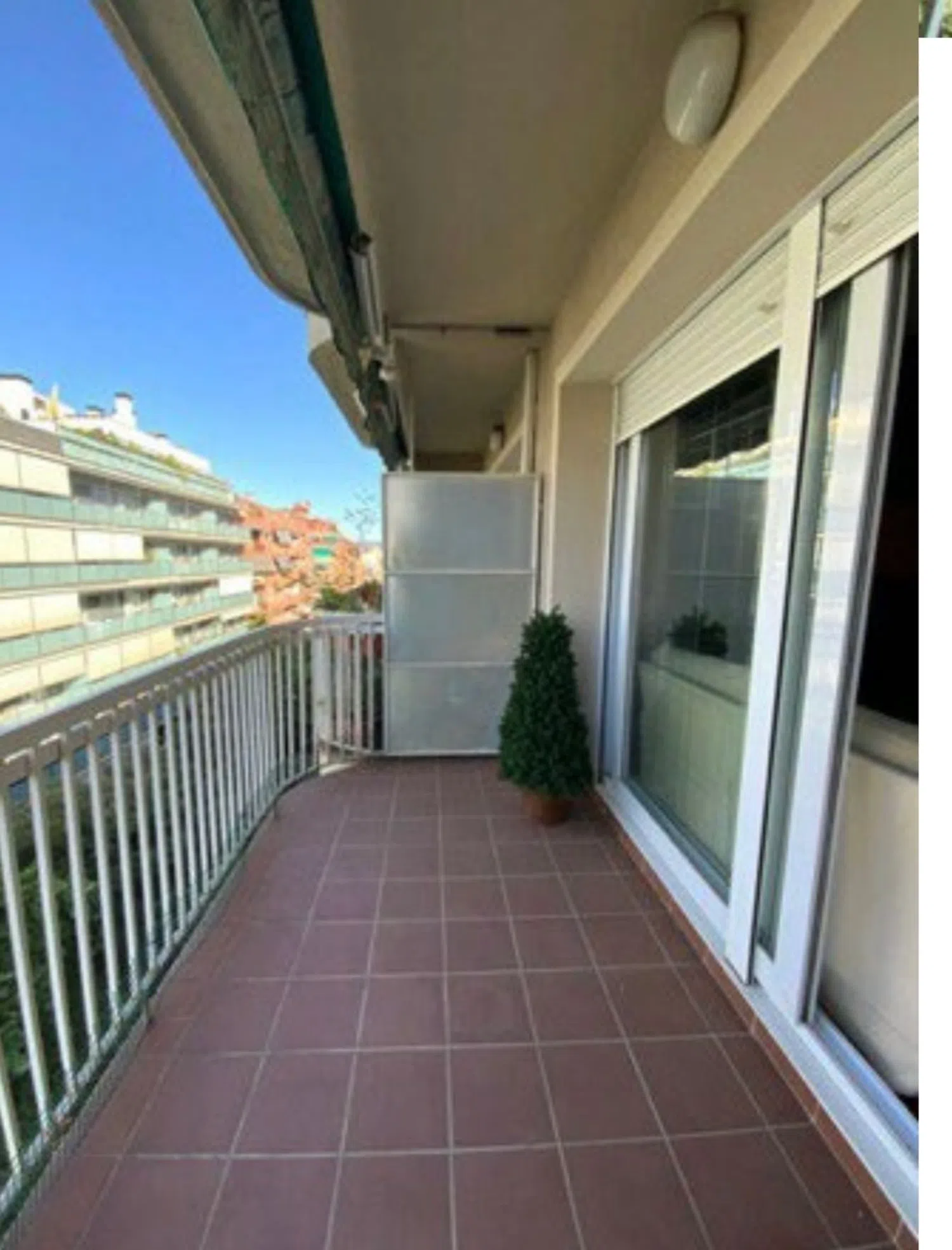 Piso en calle de Calàbria, 257 bis - Foto 1