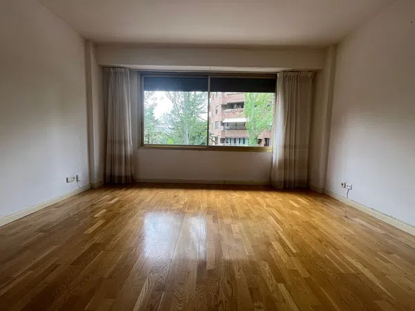 Piso en calle de la Infanta María Teresa, 7