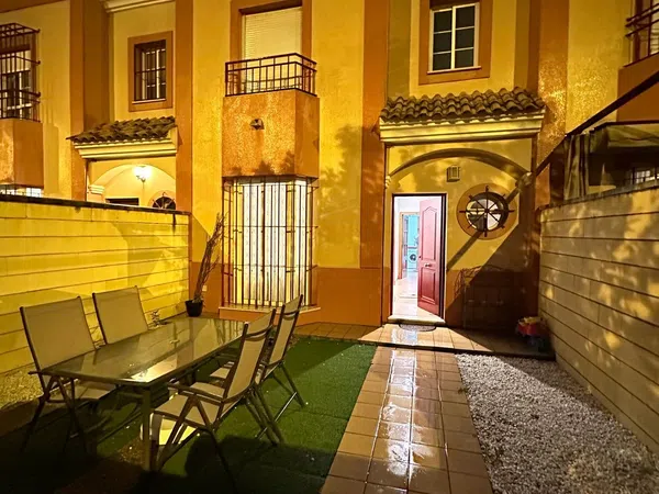 Chalet adosado en calle Maritornes, 27