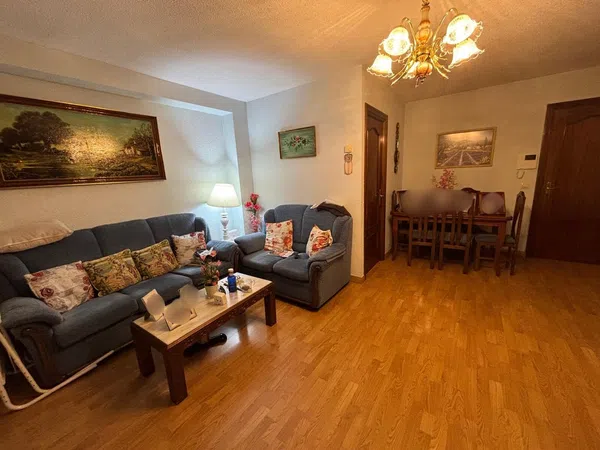 Piso en calle de la Bureba, 10