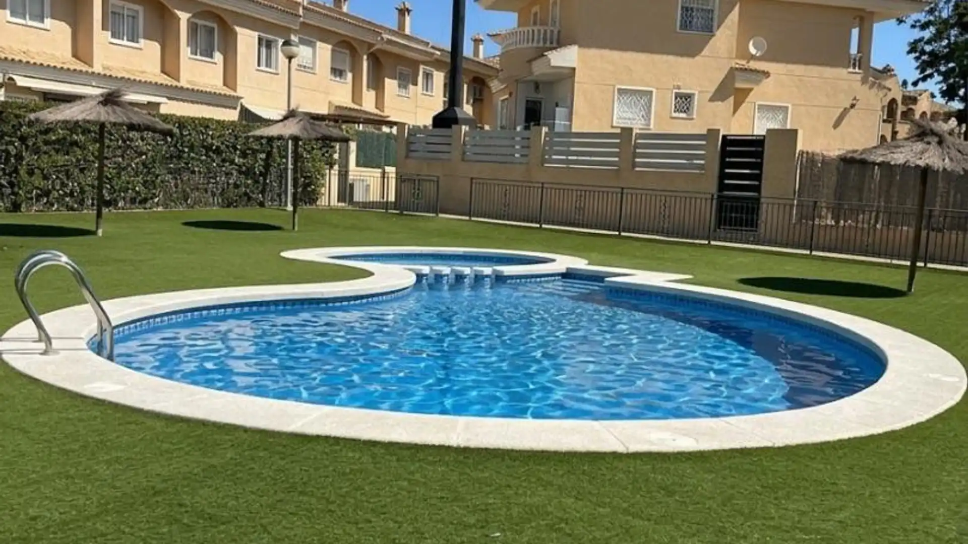 Casa adosada en  Calle la Loma 32 - Foto 2