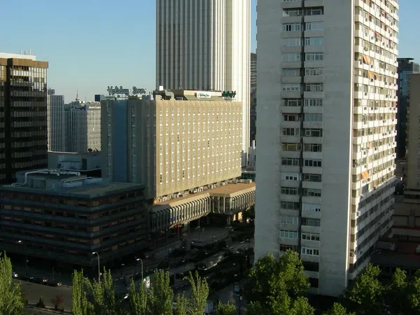 Piso en avenida del General Perón, 25