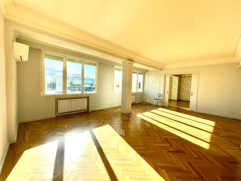 Piso en calle de Juan Bravo, 18