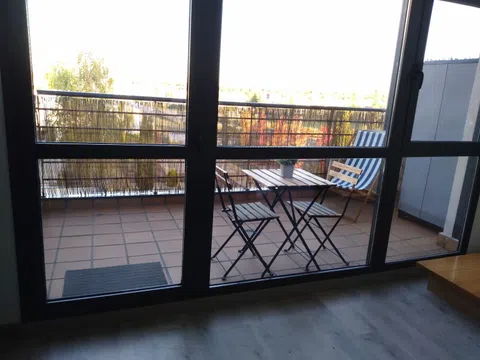 Estudio en avenida de los Artesanos, 16