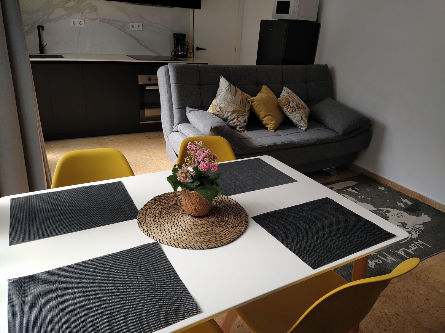 Estudio en calle de la República Argentina, 3 Derecha