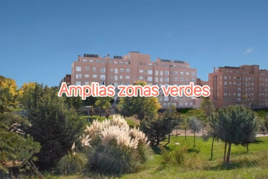 Piso en  Avenida Carmen Laforet 9 - Foto 2