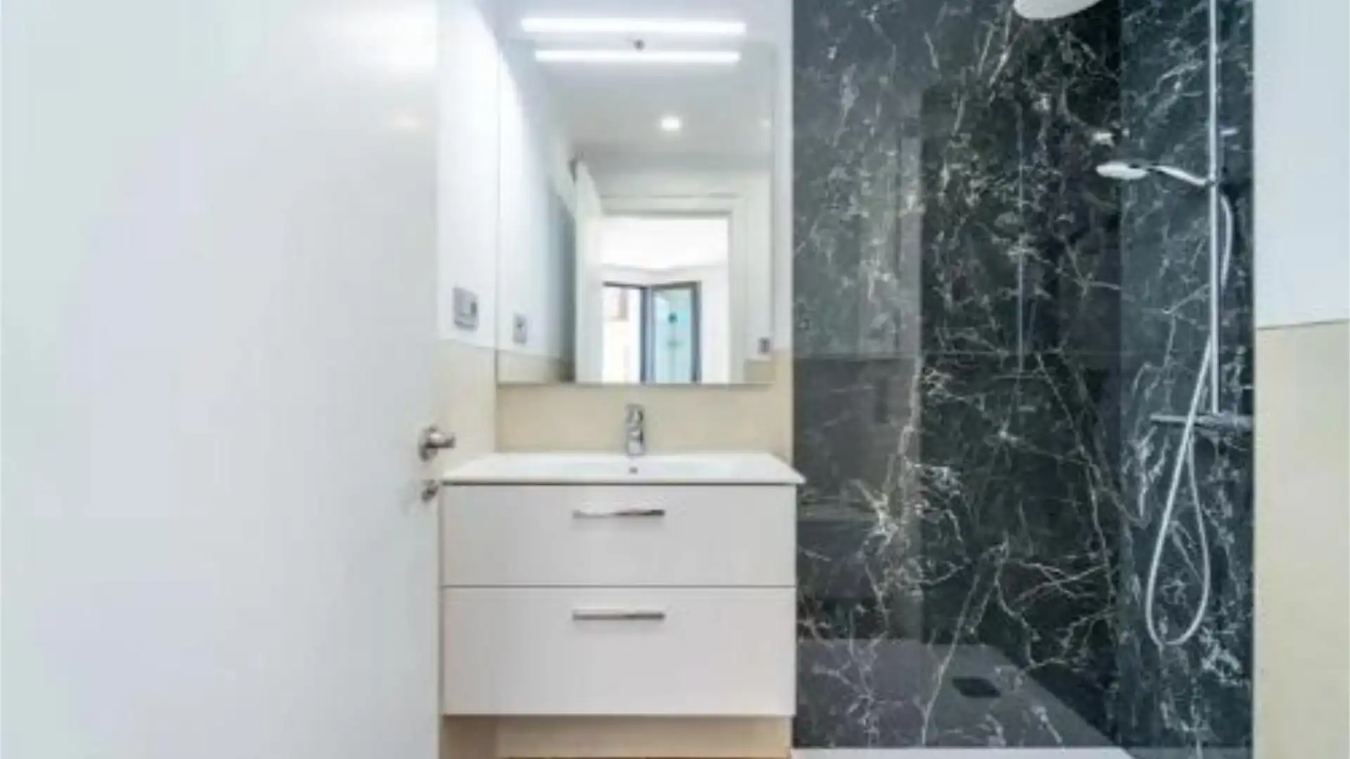 Piso en  Calle Pintor Guerrero del Castillo 2 - Foto 13