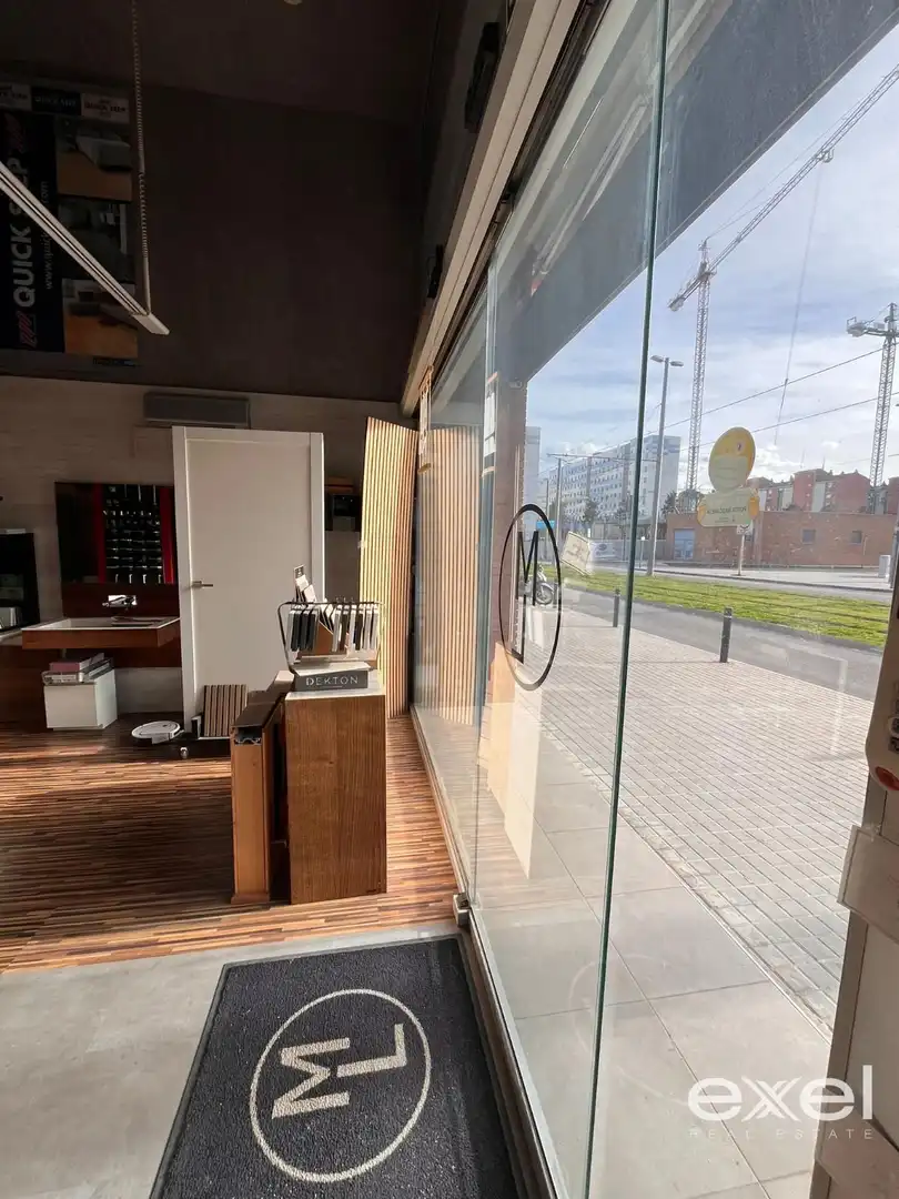 Local comercial en Cornellà de Llobregat - Foto 3