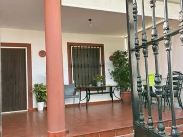 Casa adosada en Enfrente de la plaza del pueblo - Foto 1