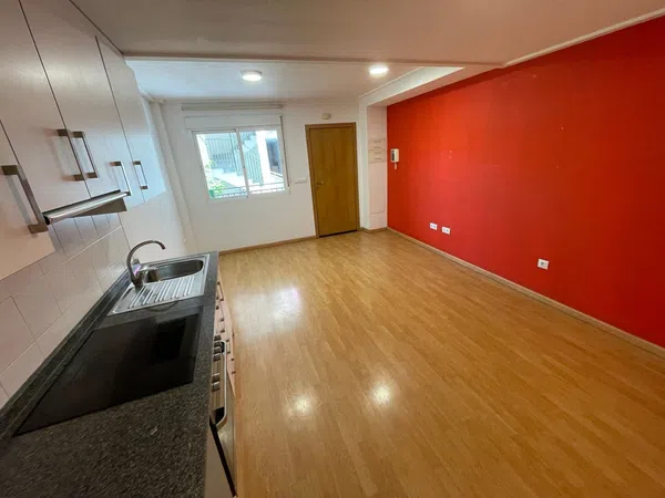 Estudio en avenida Primero de Mayo, 9