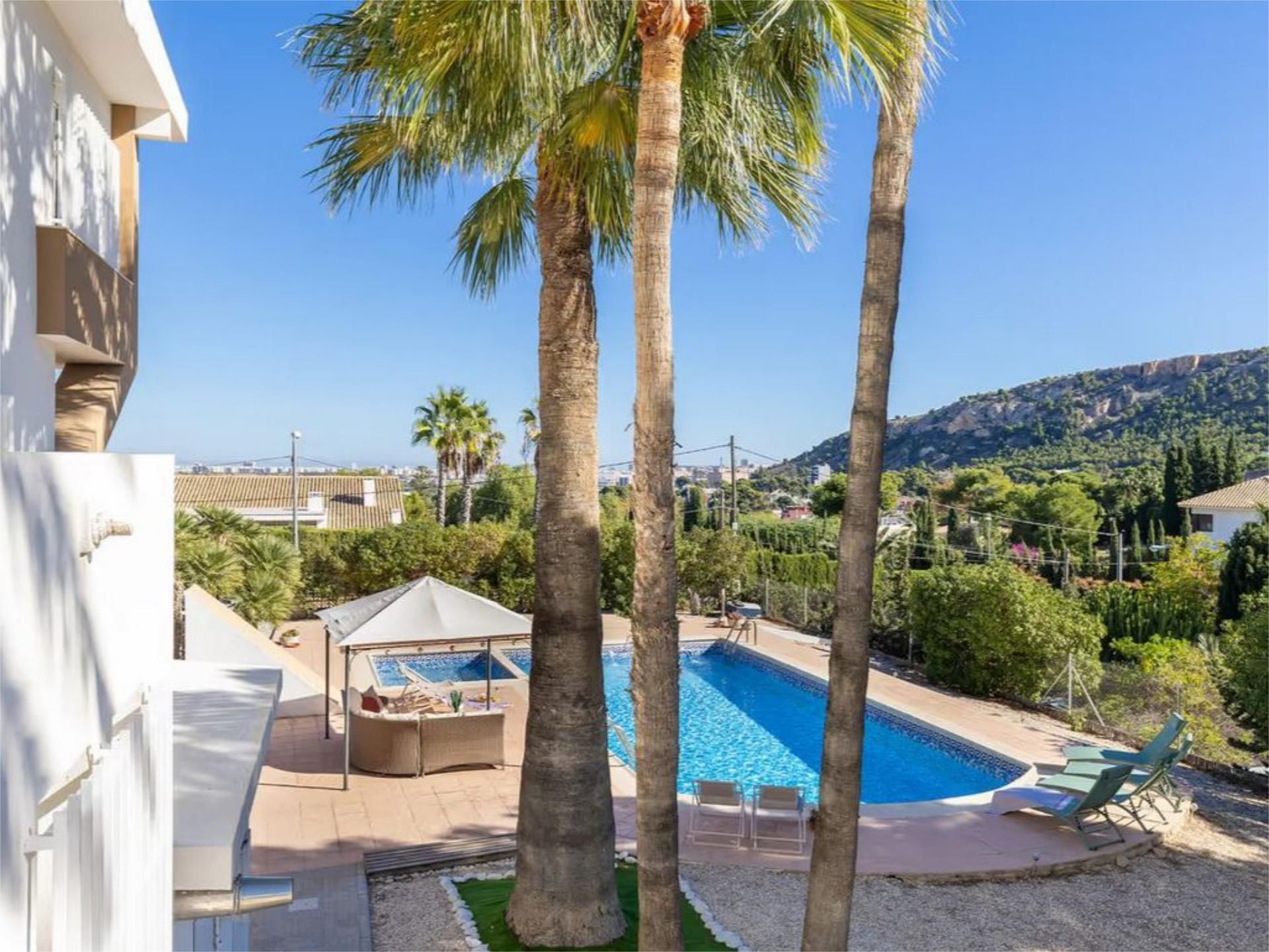 Chalet en  Calle de los Hermanos Álvarez Quintero 14 - Foto 2