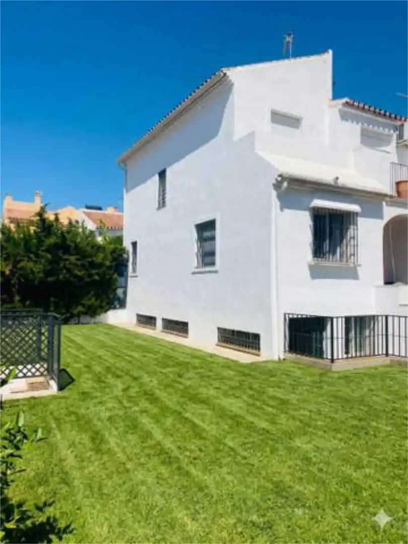 Chalet en Nueva Atalaya ( Estepona ) ESTE - Foto 4