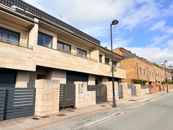 Chalet adosado en calle Leoncio Urabayen, 47 - Foto 1