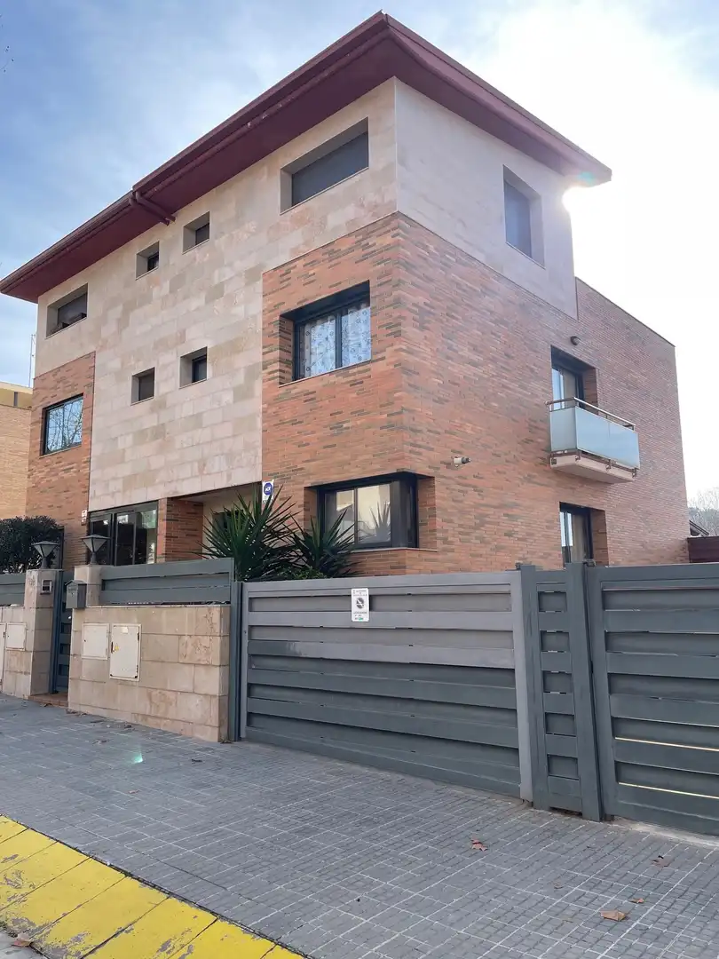 Casa adosada en  Avinguda de Sant Esteve 124 - Foto 6