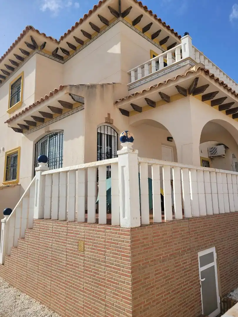Casa adosada en  Calle Castillo de la Mola 1 - Foto 4