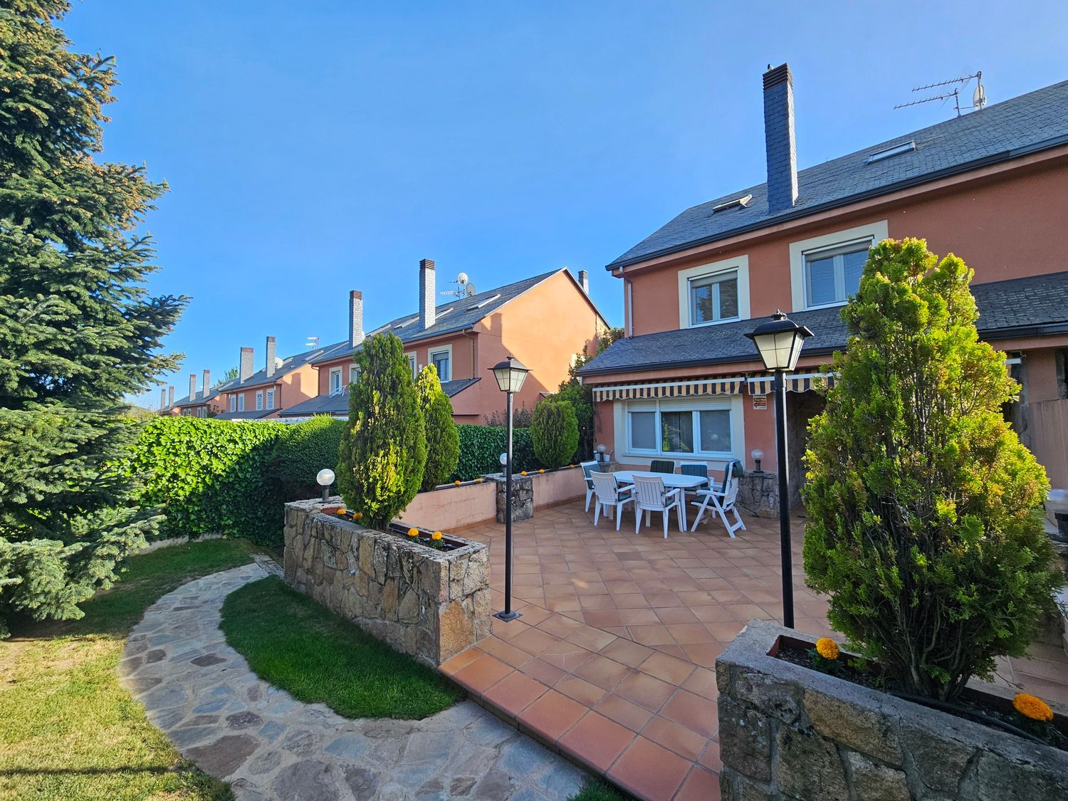 Chalet pareado en calle Miguel de Cervantes s/n - Foto 1